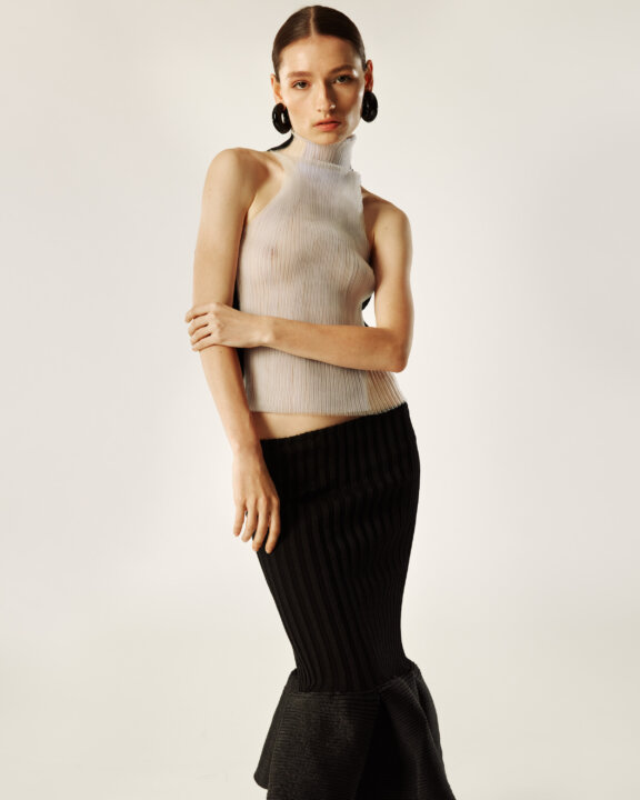 Large Stratus Hoops_ Pepper_ 2_230914_uncommon-matters_nina-raasch_04_sRGB_3000px