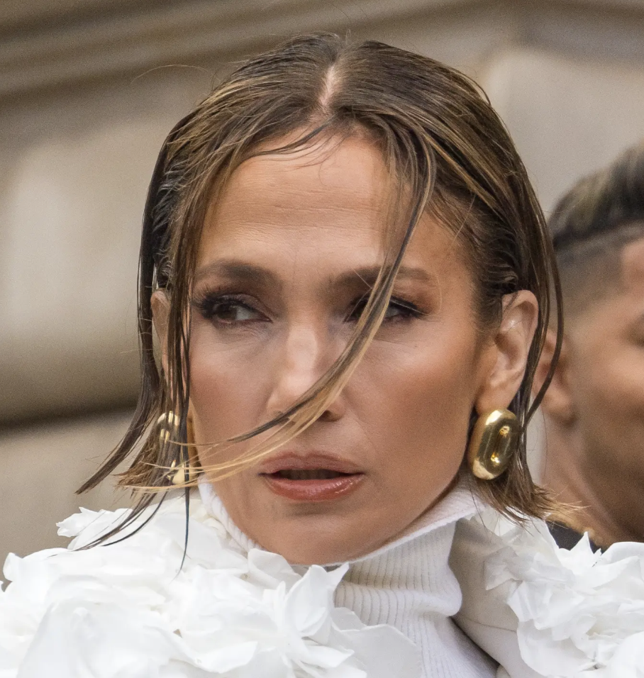 Jennifer Lopez wearing UM Jewelry