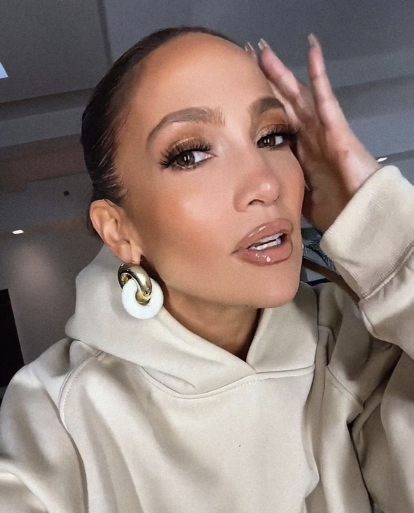 Jennifer Lopez wearing UM Jewelry