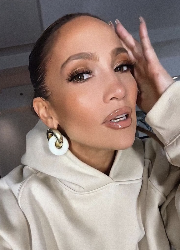 Jennifer Lopez wearing UM Jewelry